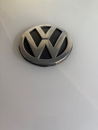 Logo Volkswagen Polo parte delantero 