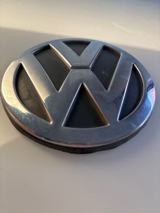 Logo Volkswagen Polo parte delantero 