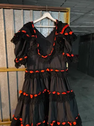 Traje de flamenca negro y rojo