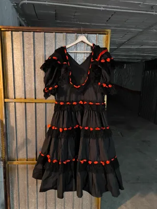 Traje de flamenca negro y rojo