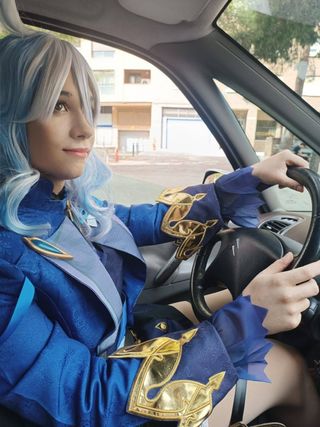 Cosplay completo de Furina de Genshin Impact