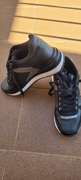 Deportivas con cuña por dentro gioseppo