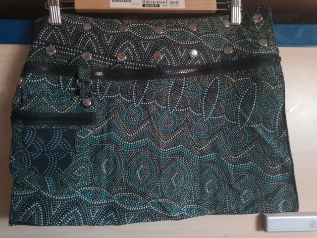 Falda ajustable con corchetes y reversible