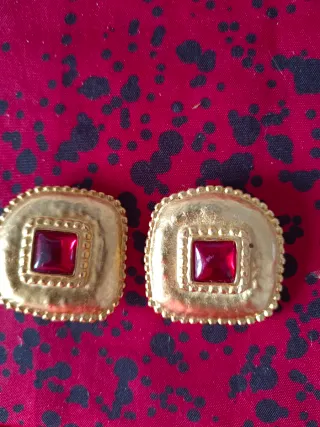 Pendientes clip vintage dorados con piedra roja