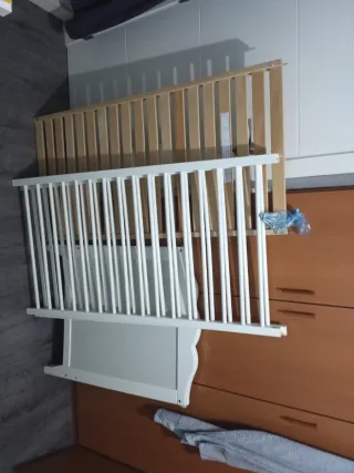 Cuna de bebé de madera no falta ninguna pieza 


