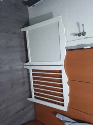 Cuna de bebé de madera no falta ninguna pieza 



