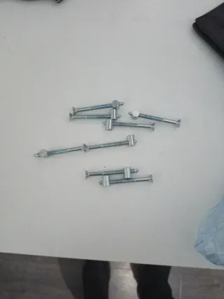 Cuna de bebé de madera no falta ninguna pieza 


