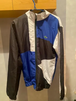 Chaqueta azul y blanca