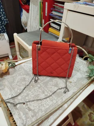 Bolso de mano naranja acolchado