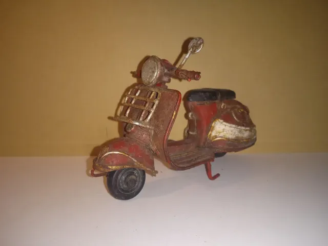 Figura Decorativa Vespa Roja