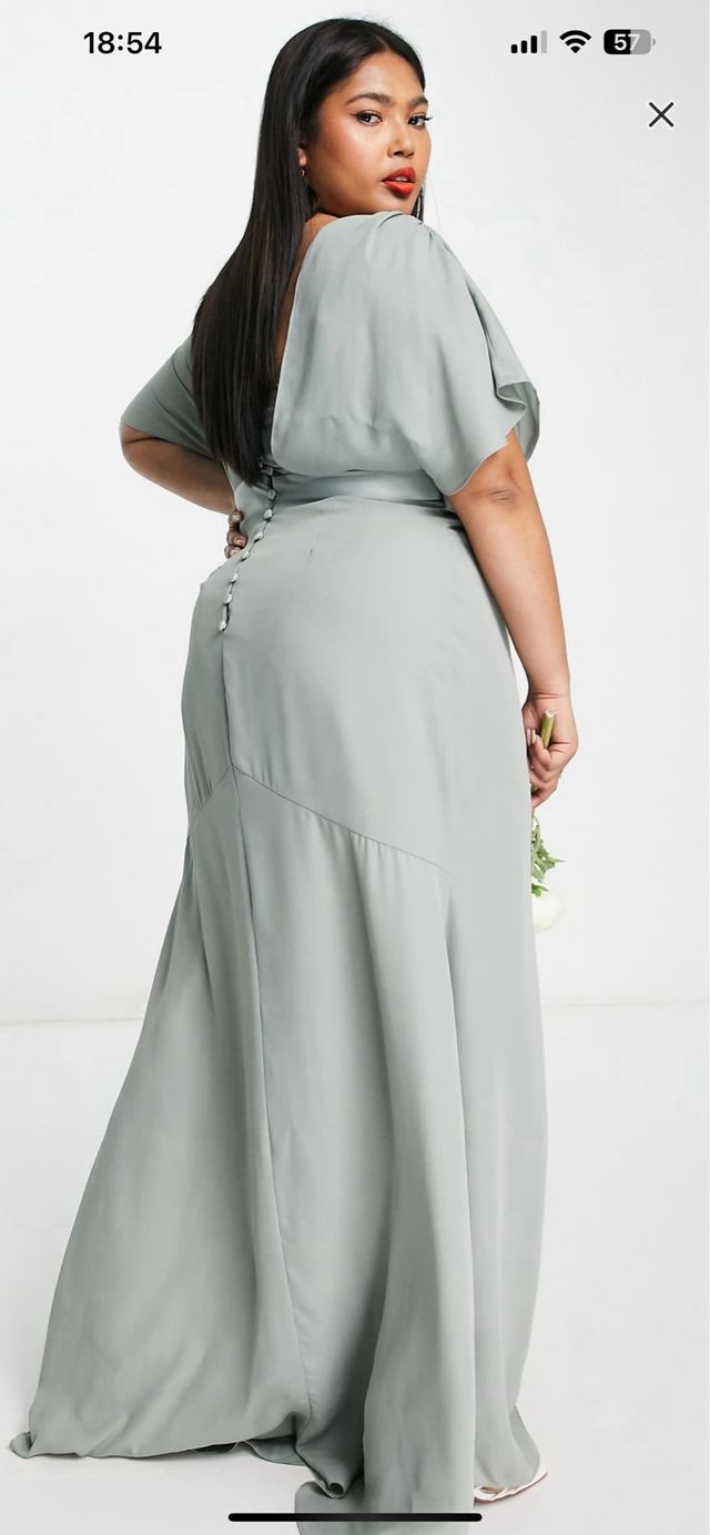 Vestido largo verde oliva con cola y botonadura