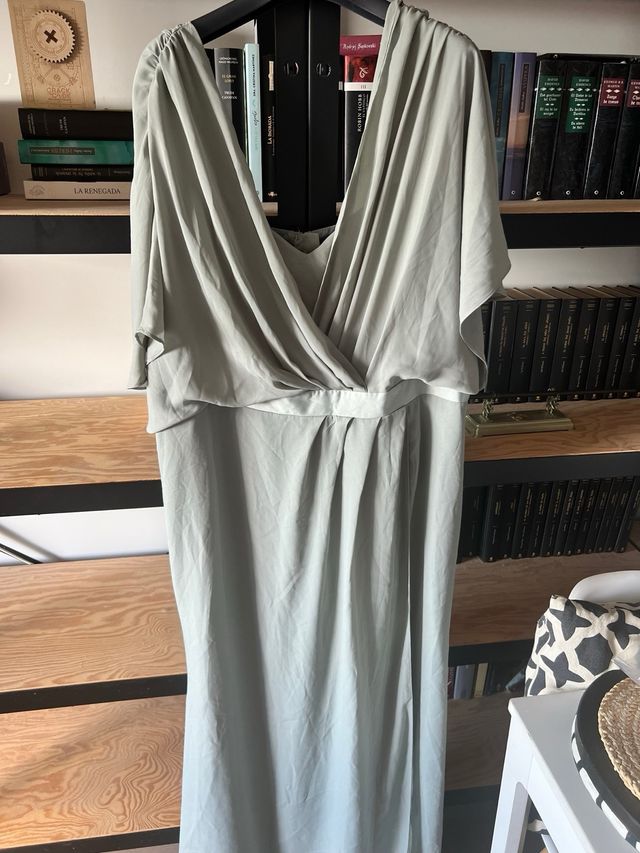 Vestido largo verde oliva con cola y botonadura