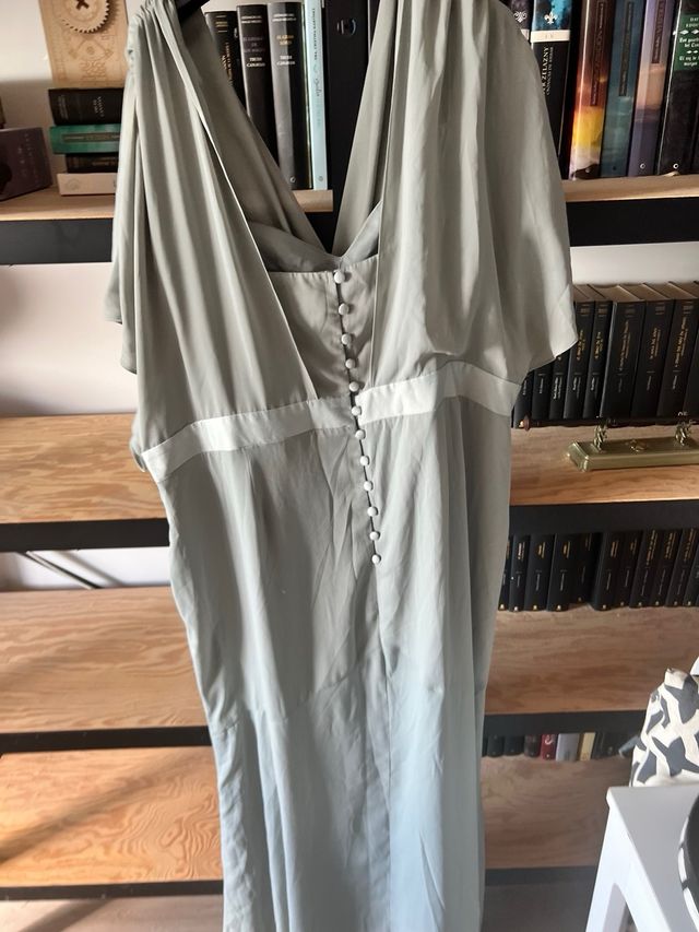 Vestido largo verde oliva con cola y botonadura