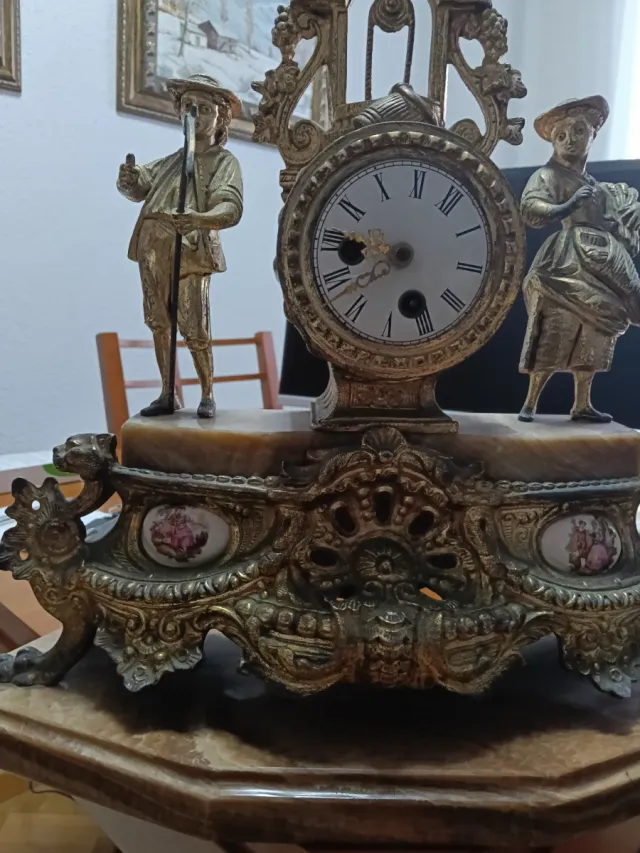 Reloj de sobremesa antiguo figuras doradas