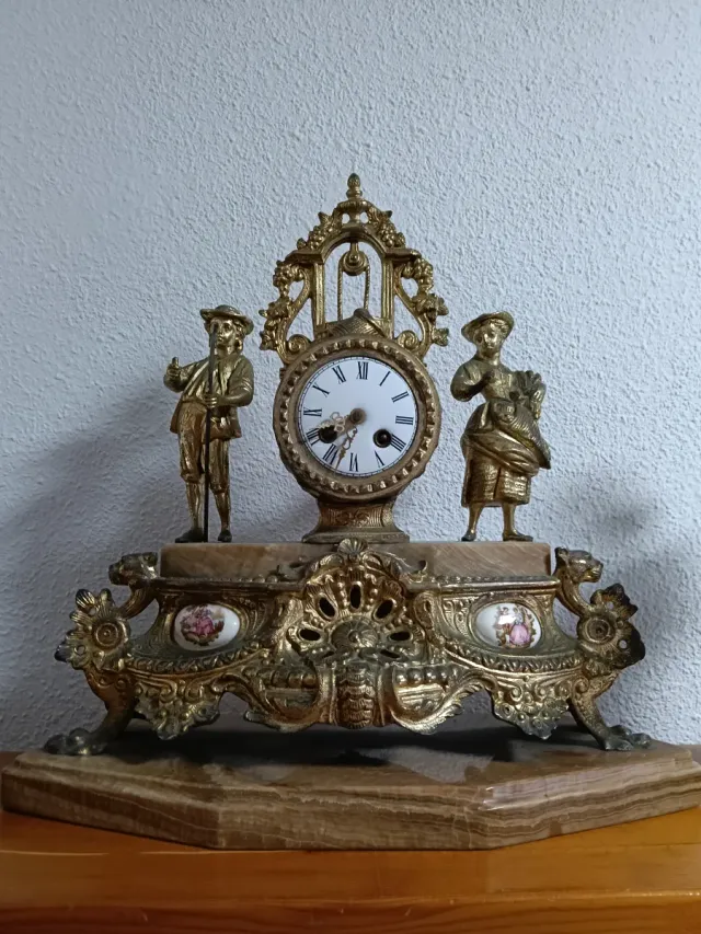 Reloj de sobremesa antiguo figuras doradas