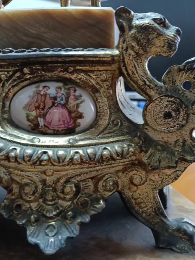 Reloj de sobremesa antiguo figuras doradas