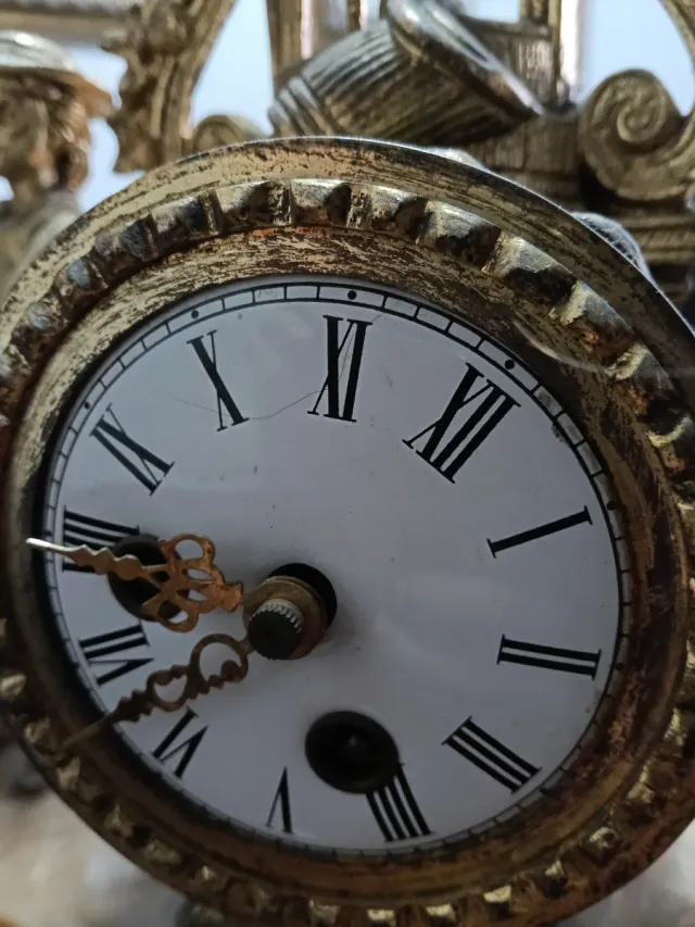 Reloj de sobremesa antiguo figuras doradas