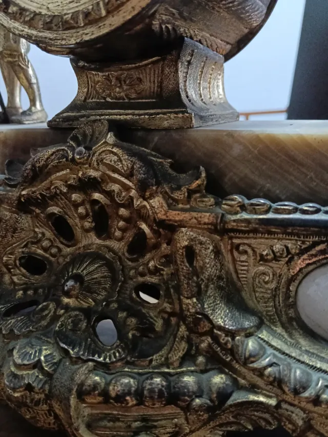 Reloj de sobremesa antiguo figuras doradas