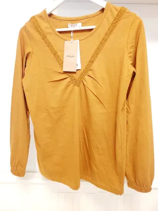 Camiseta  tono mostaza manga larga con encaje