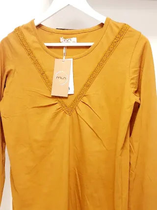 Camiseta  tono mostaza manga larga con encaje