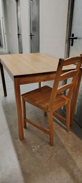 Mesa y 4 Sillas de Madera