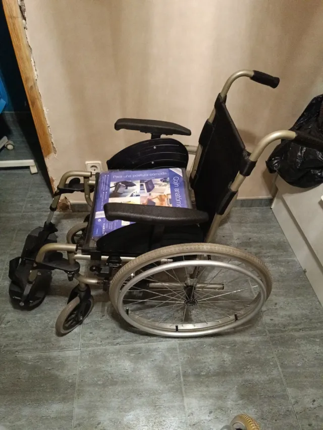 Silla de ruedas con cojín anatómico