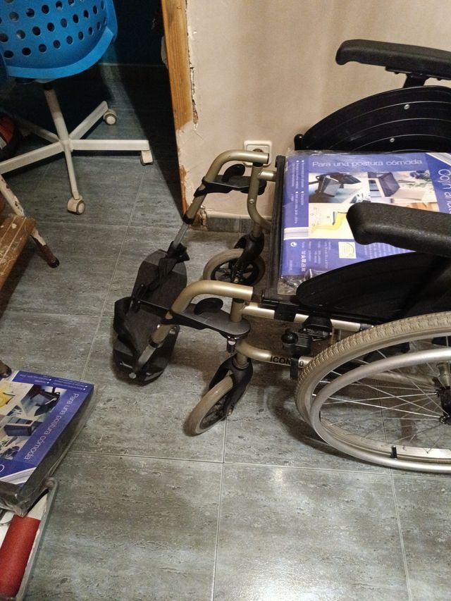 Silla de ruedas con cojín anatómico