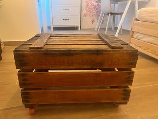 Caja de madera con ruedas
