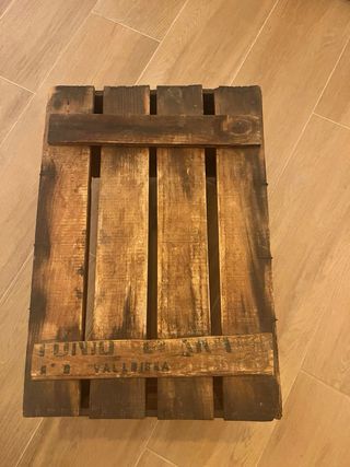 Caja de madera con ruedas