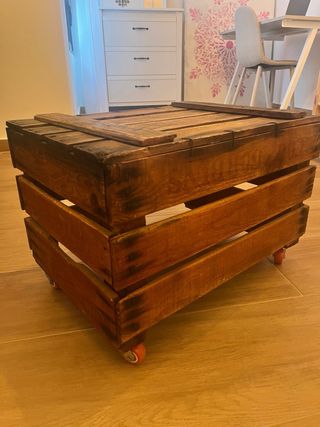 Caja de madera con ruedas