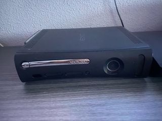 Xbox 360 120 GB Negra + dos mandos + juegos
