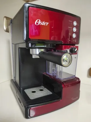 Cafetera Oster con espumador automático