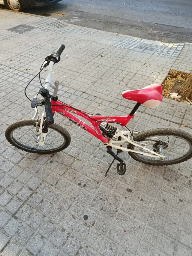 Bicicleta infantil roja