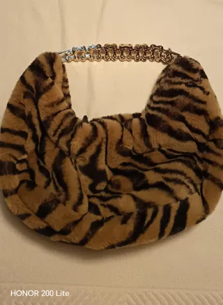 Borsa pelo tigrata con catena oro
