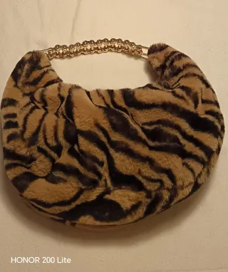 Borsa pelo tigrata con catena oro