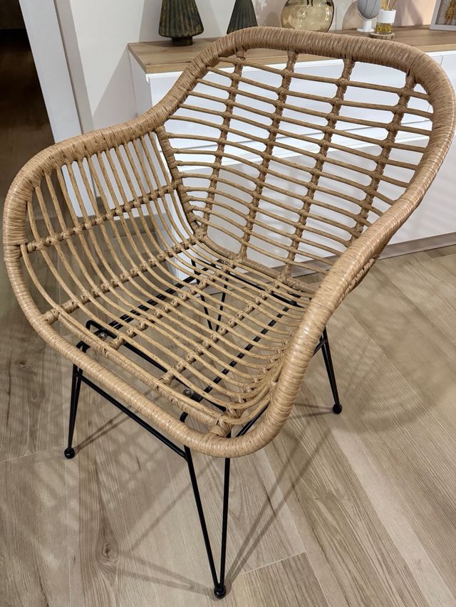 Mesa de comedor y 4 sillas de ratán