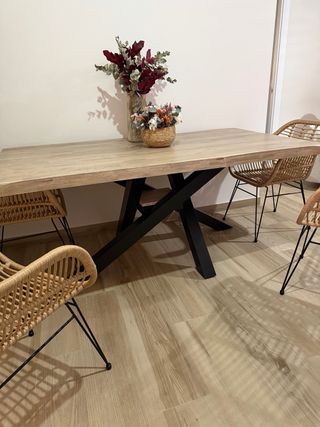 Mesa de comedor y 4 sillas de ratán