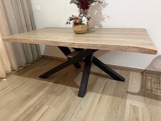 Mesa de comedor y 4 sillas de ratán