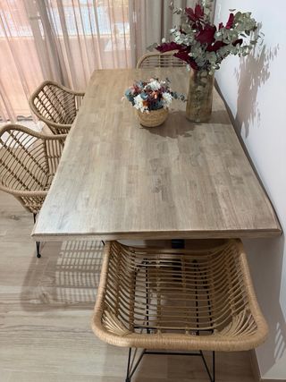 Mesa de comedor y 4 sillas de ratán
