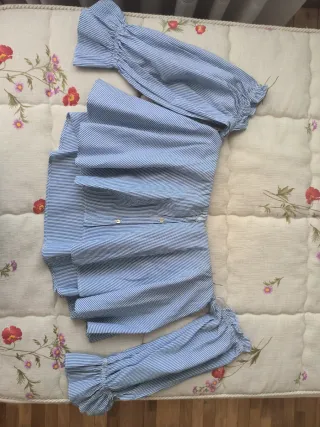 Camisa crop rayas azules y blancas.
