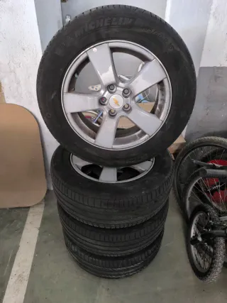 Llantas Chevrolet 16 5x105 con cubiertas Michelin 