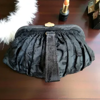 Bolso francés vintage de seda negra bordado a mano