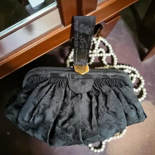 Bolso francés vintage de seda negra bordado a mano