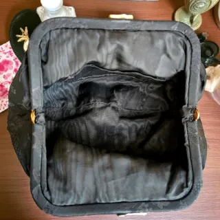Bolso francés vintage de seda negra bordado a mano