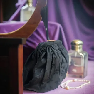 Bolso francés vintage de seda negra bordado a mano