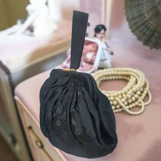 Bolso francés vintage de seda negra bordado a mano