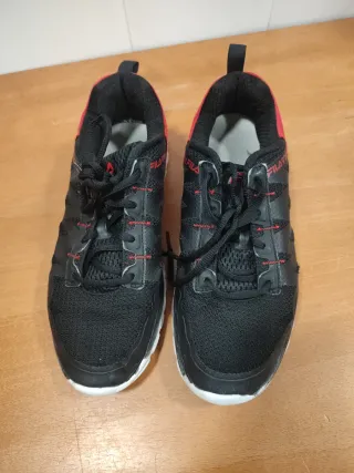 Zapatillas Fila Negras y Rojas