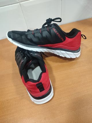 Zapatillas Fila Negras y Rojas