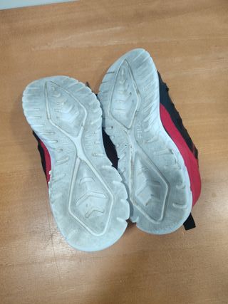 Zapatillas Fila Negras y Rojas