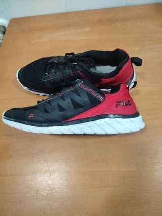 Zapatillas Fila Negras y Rojas